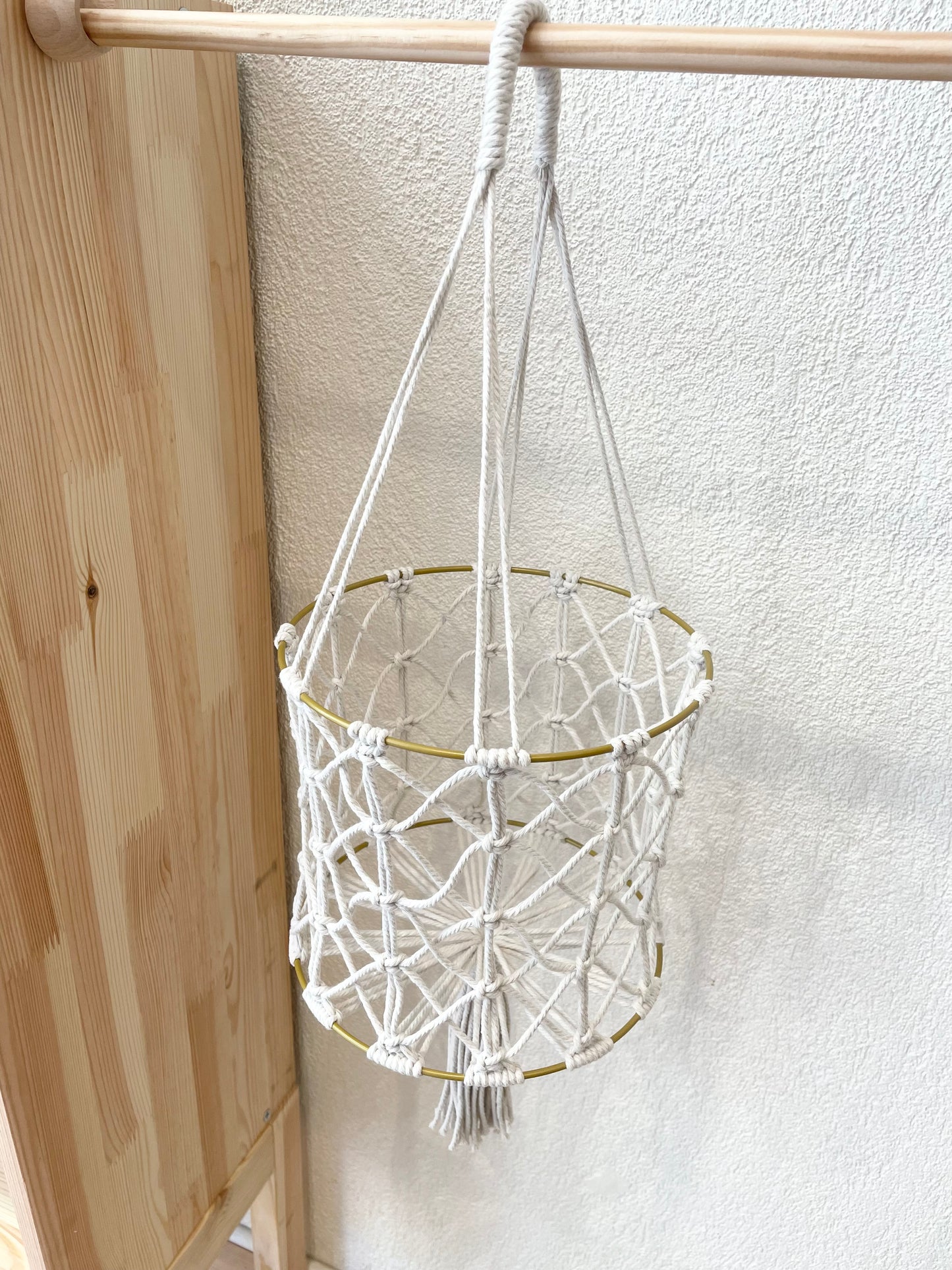 Panier haut suspendu en macramé