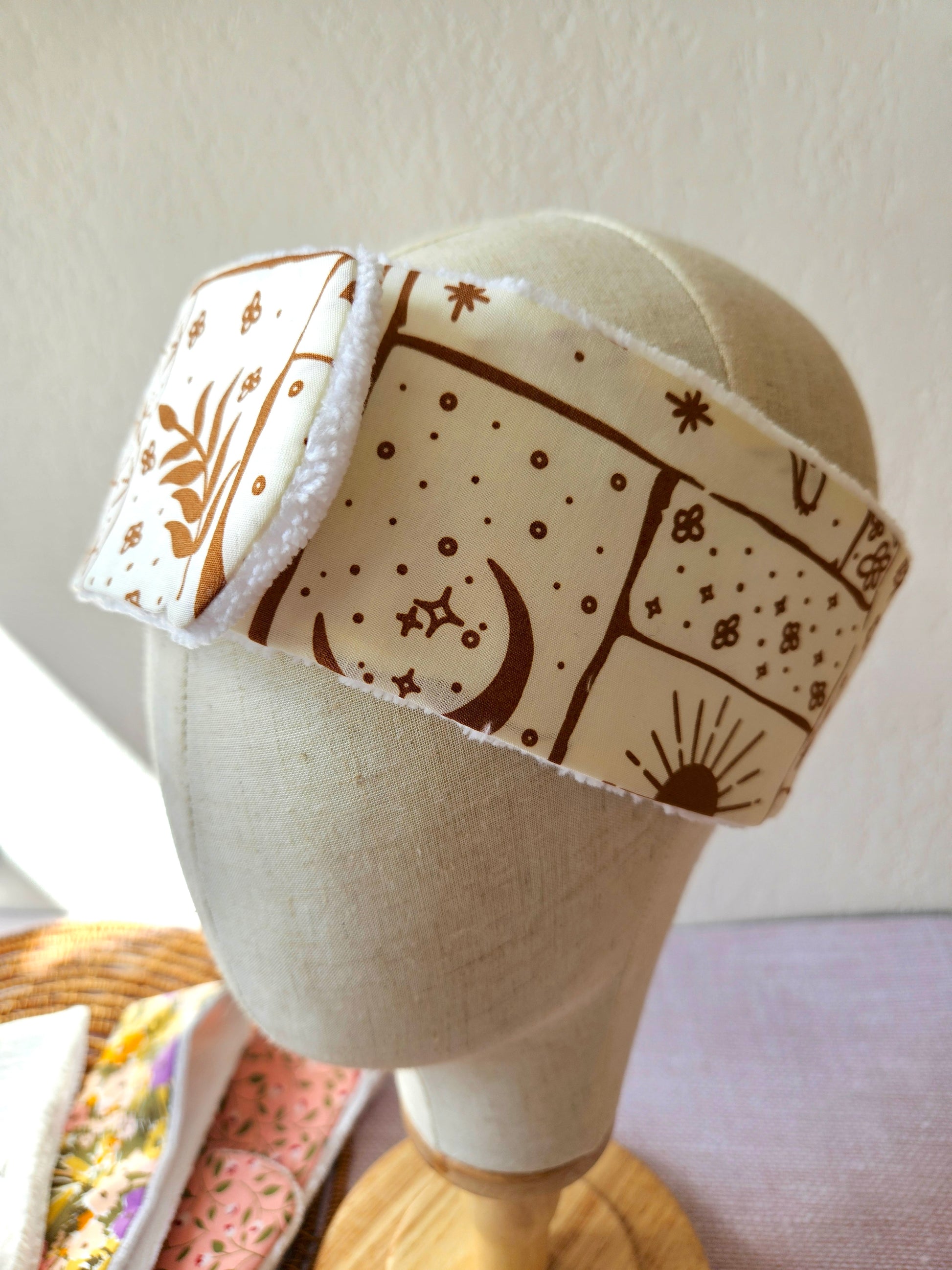 Bandeau soin visage fait main tissu crème motif ésotérique – Atelier J