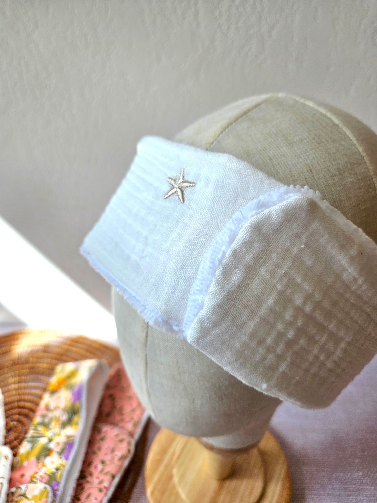 Bandeau soin visage fait main tissu double gaze blanc brodé étoile – Atelier J
