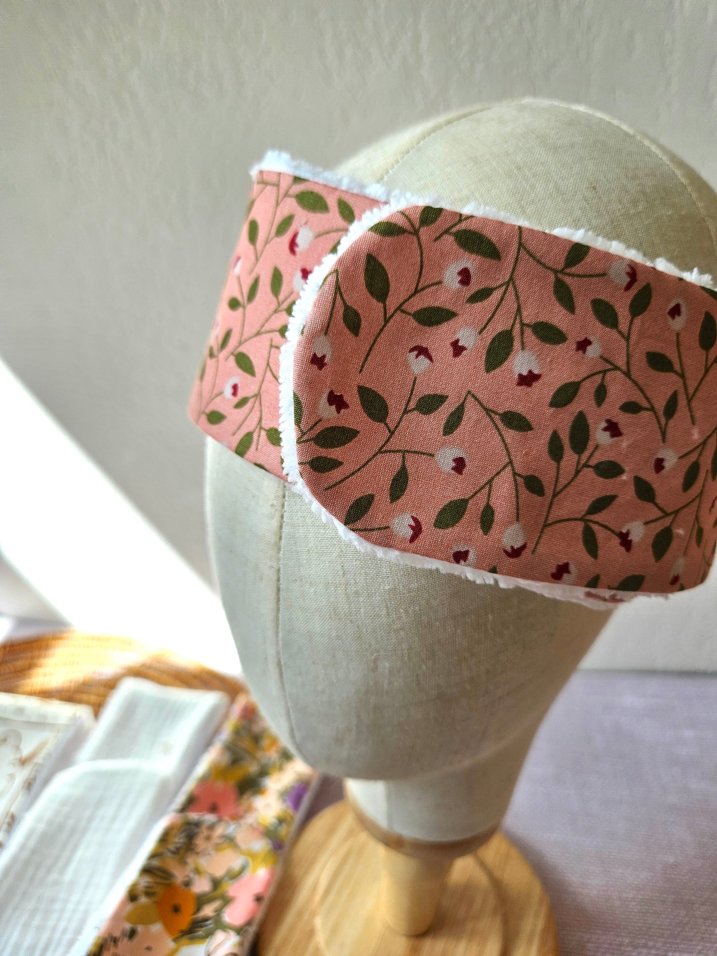 Bandeau soin visage fait main tissu rose à motifs – Atelier J