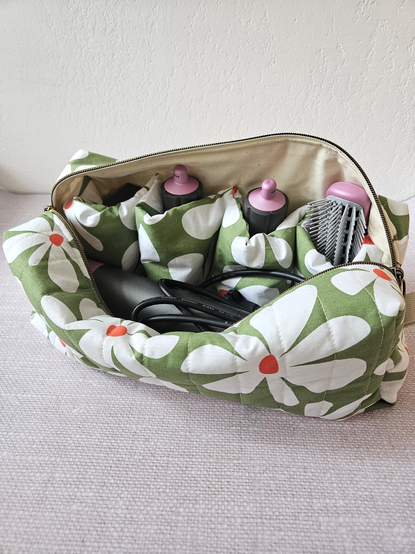 Pochette de rangement Dyson Airwrap fait main tissu fleurs vertes et blanche – Atelier J