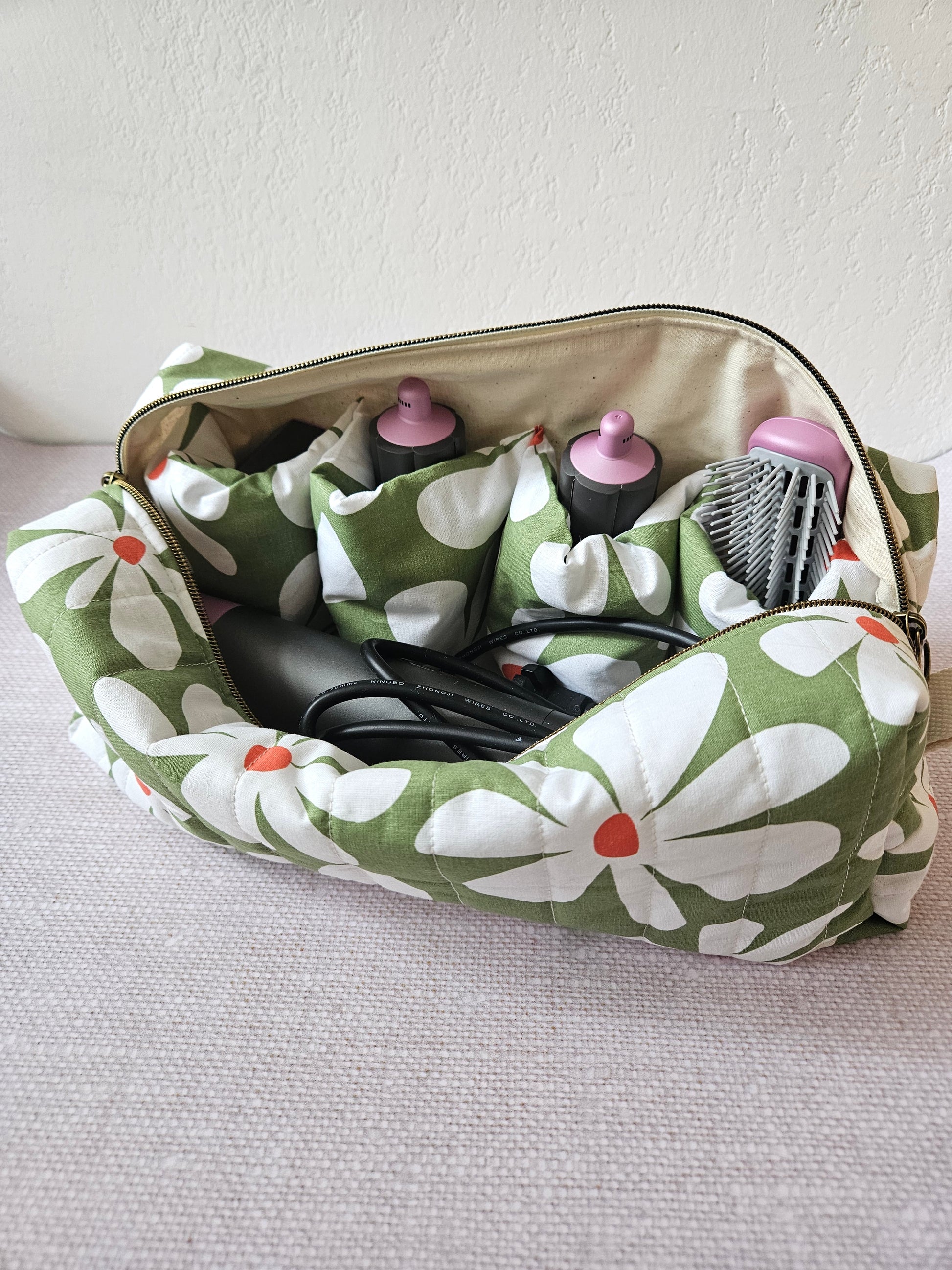 Pochette de rangement Dyson Airwrap fait main tissu fleurs vertes et blanche – Atelier J