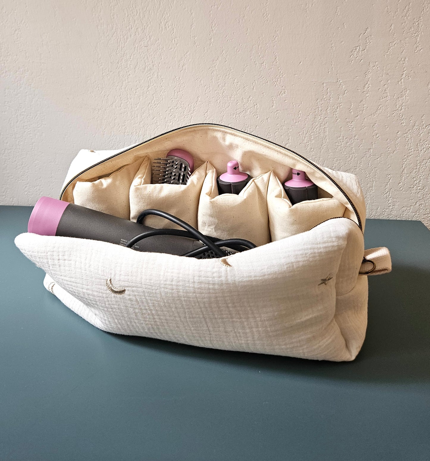 Pochette de rangement Dyson Airwrap fait main tissu double gaze brodée lune étoile – Atelier J