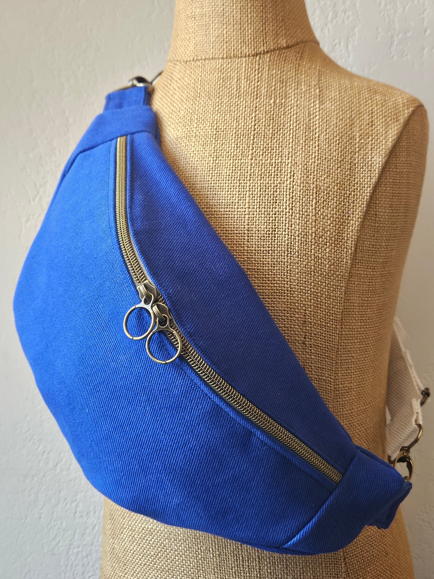 Sac banane fait main tissu bleu roi