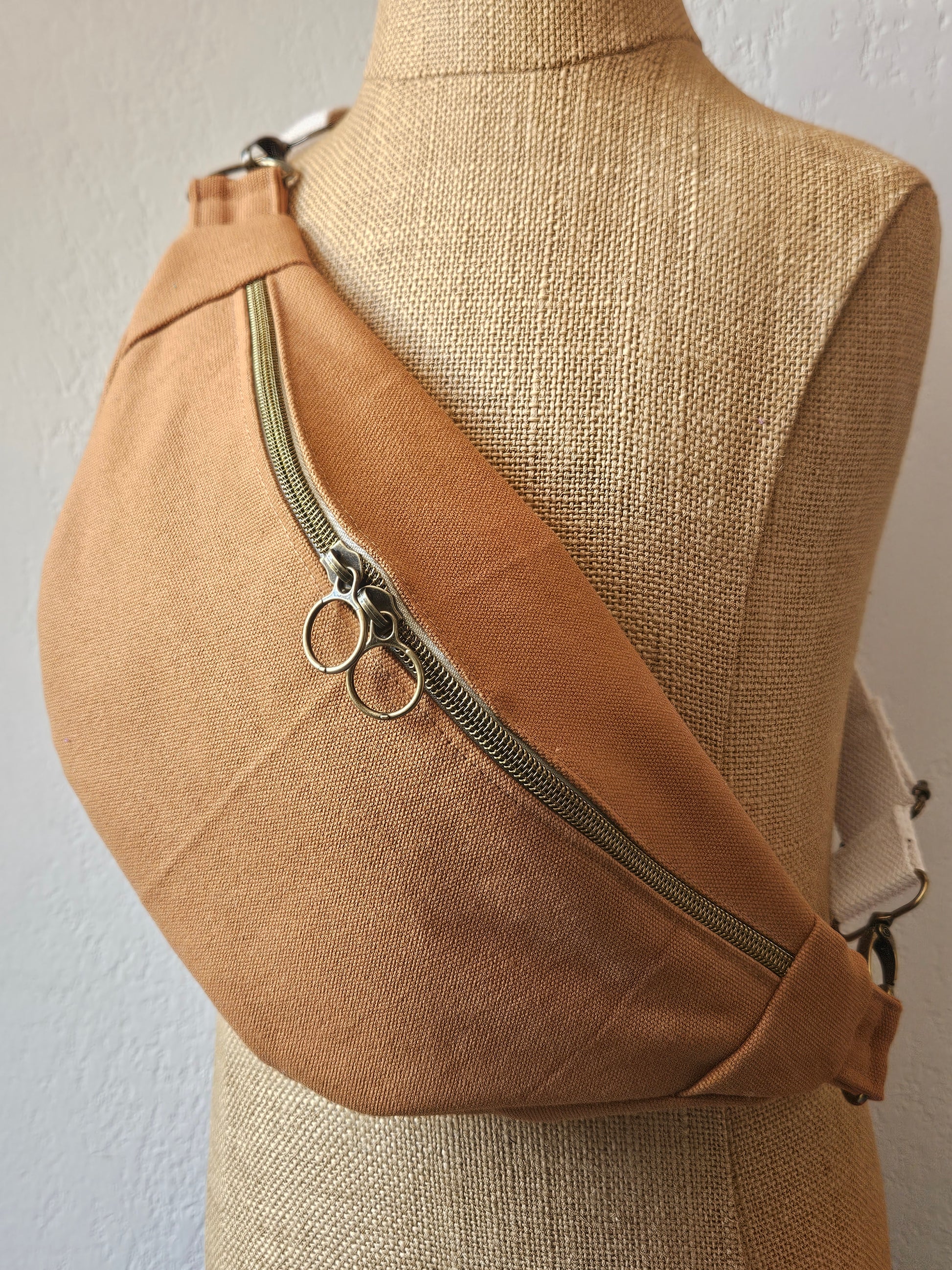 Sac banane fait main tissu camel
