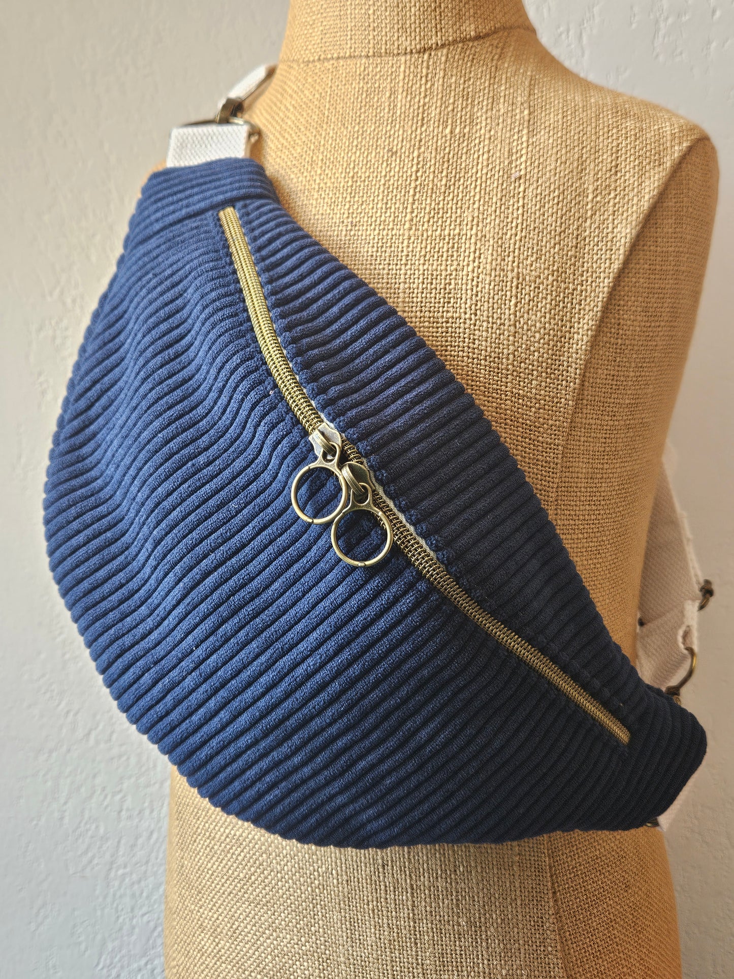 Sac banane fait main tissu bleu marine velours cotelé