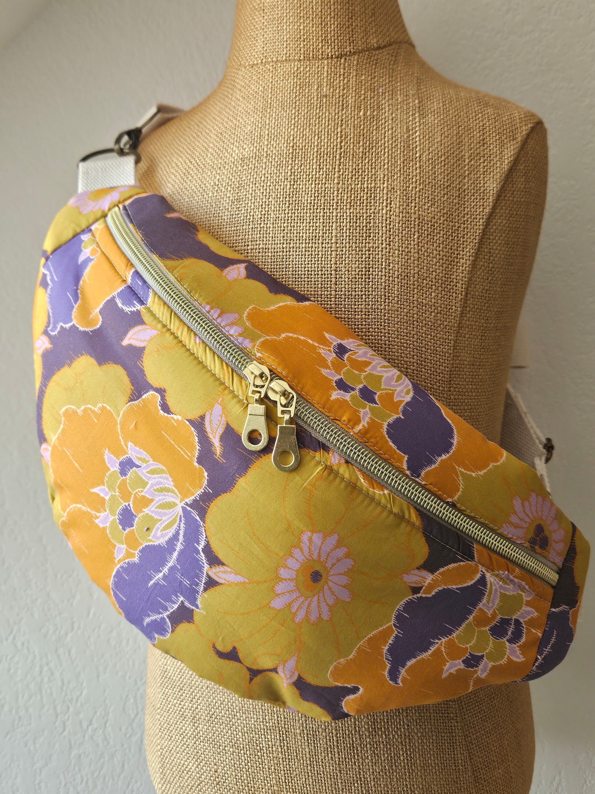 Sac banane fait main tissu violet Liberty Anemones– Atelier J