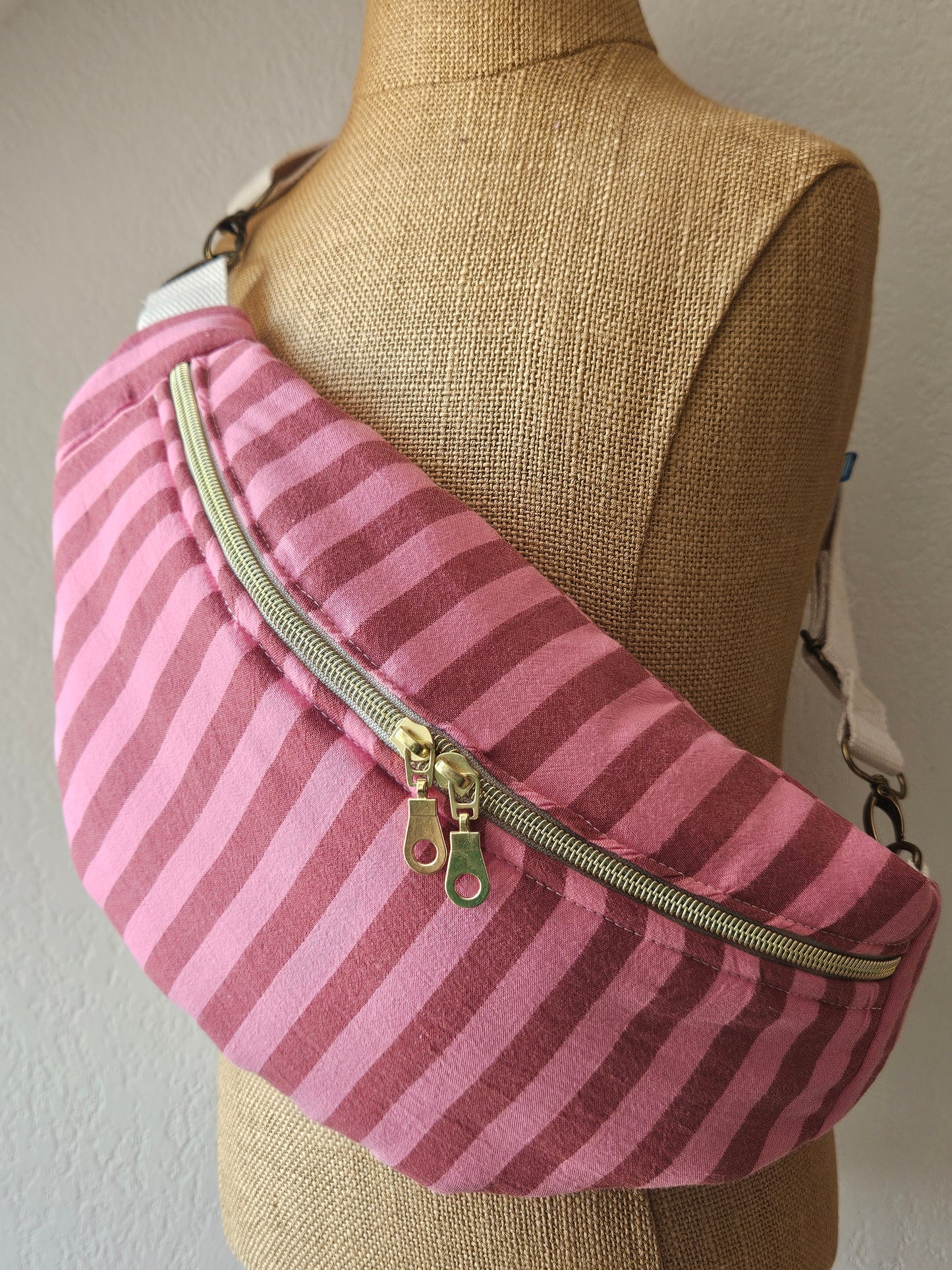Sac banane fait main tissu rayures roses et framboise – Atelier J