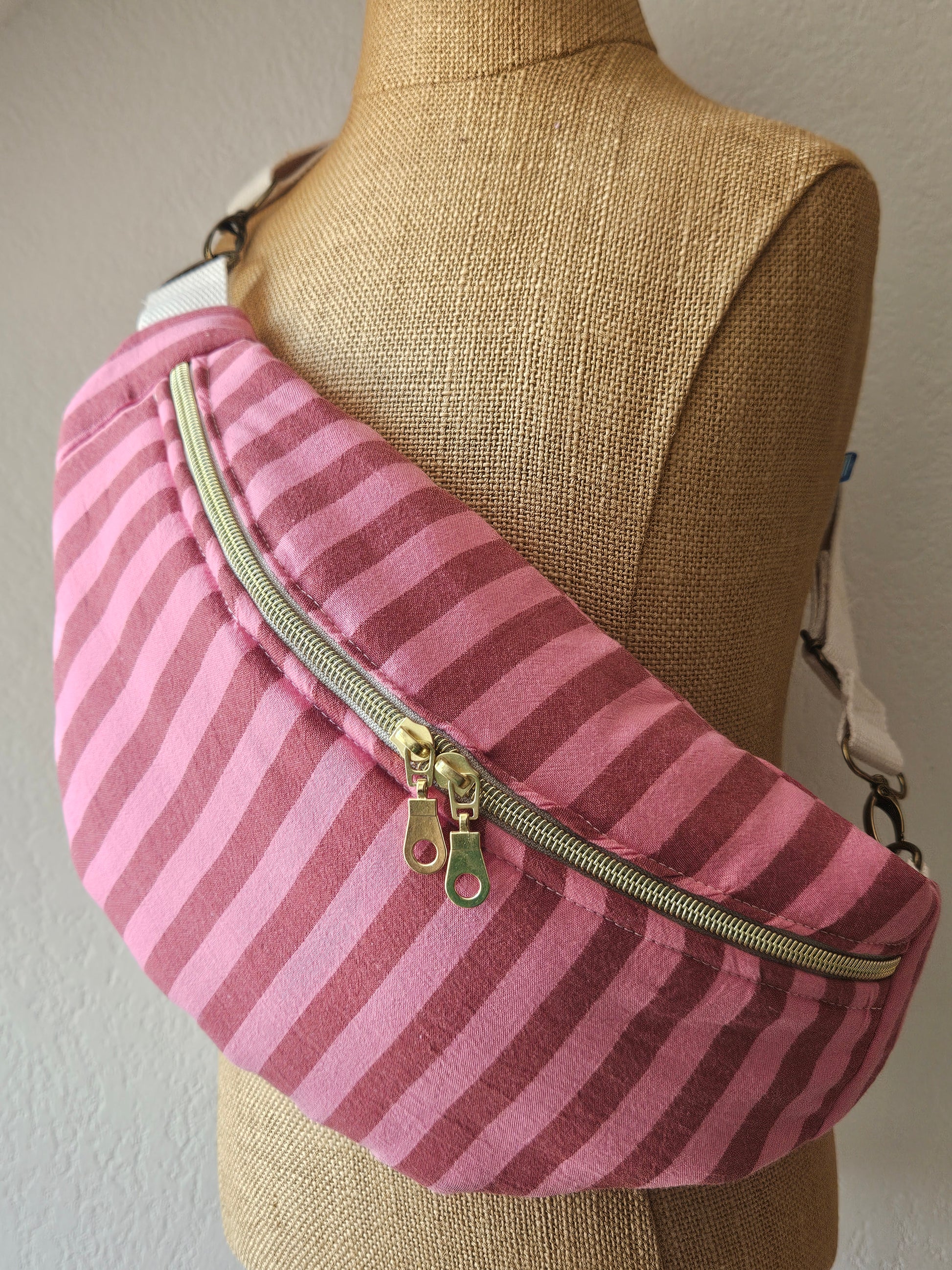 Sac banane fait main tissu rayures roses et framboise – Atelier J