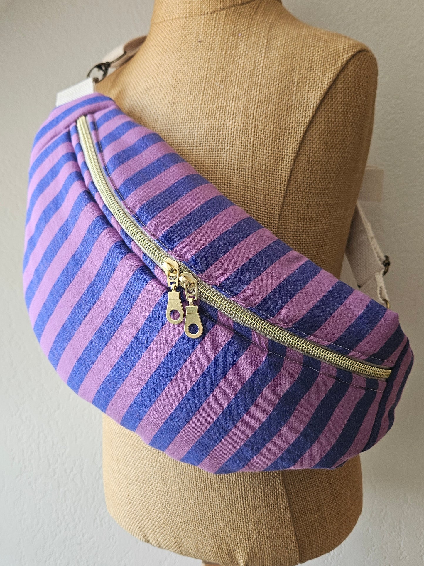 Sac banane fait main tissu rayures bleu et violettes – Atelier J