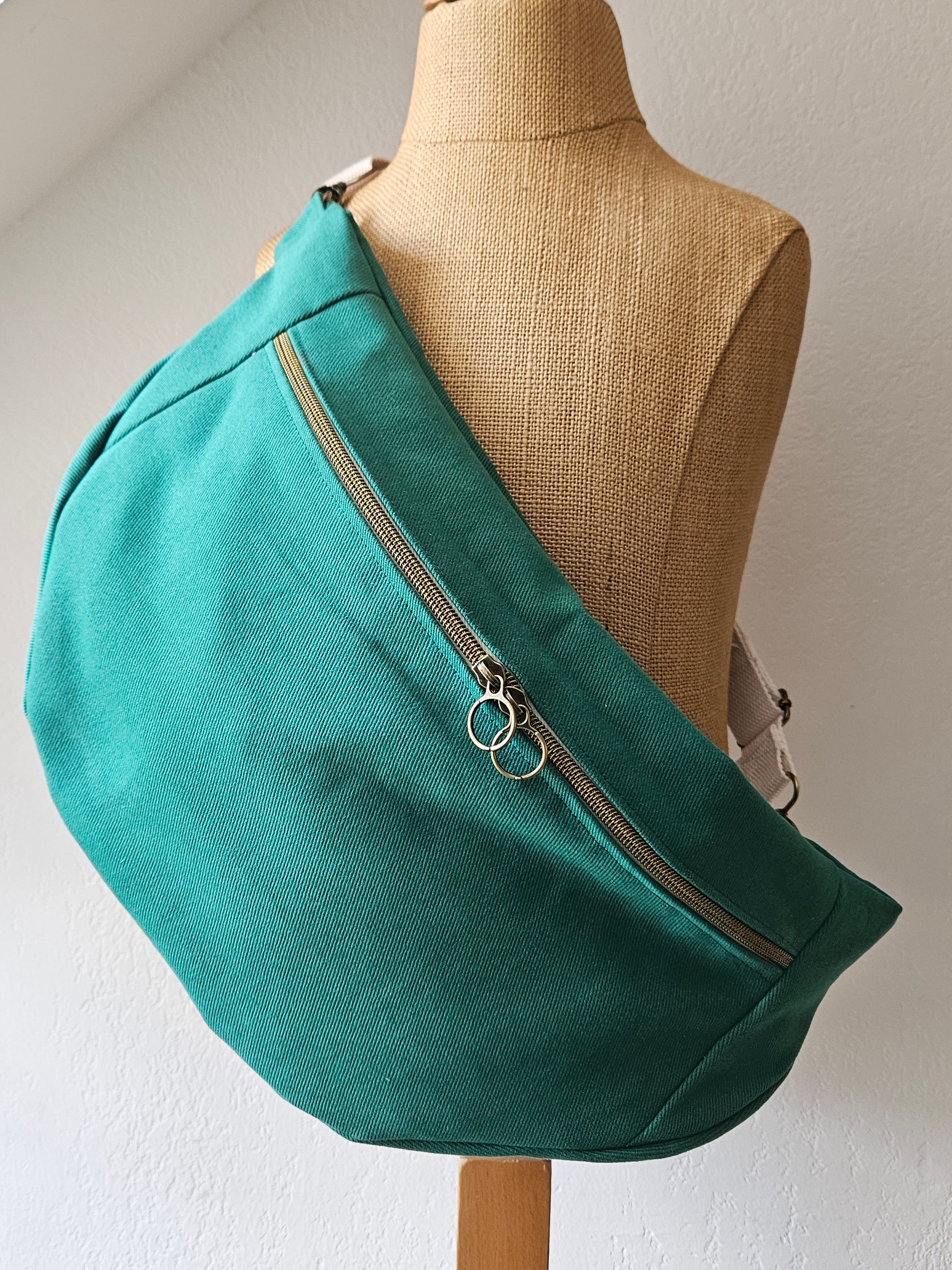 Grand sac banane fait main tissu vert émeraude – Atelier J