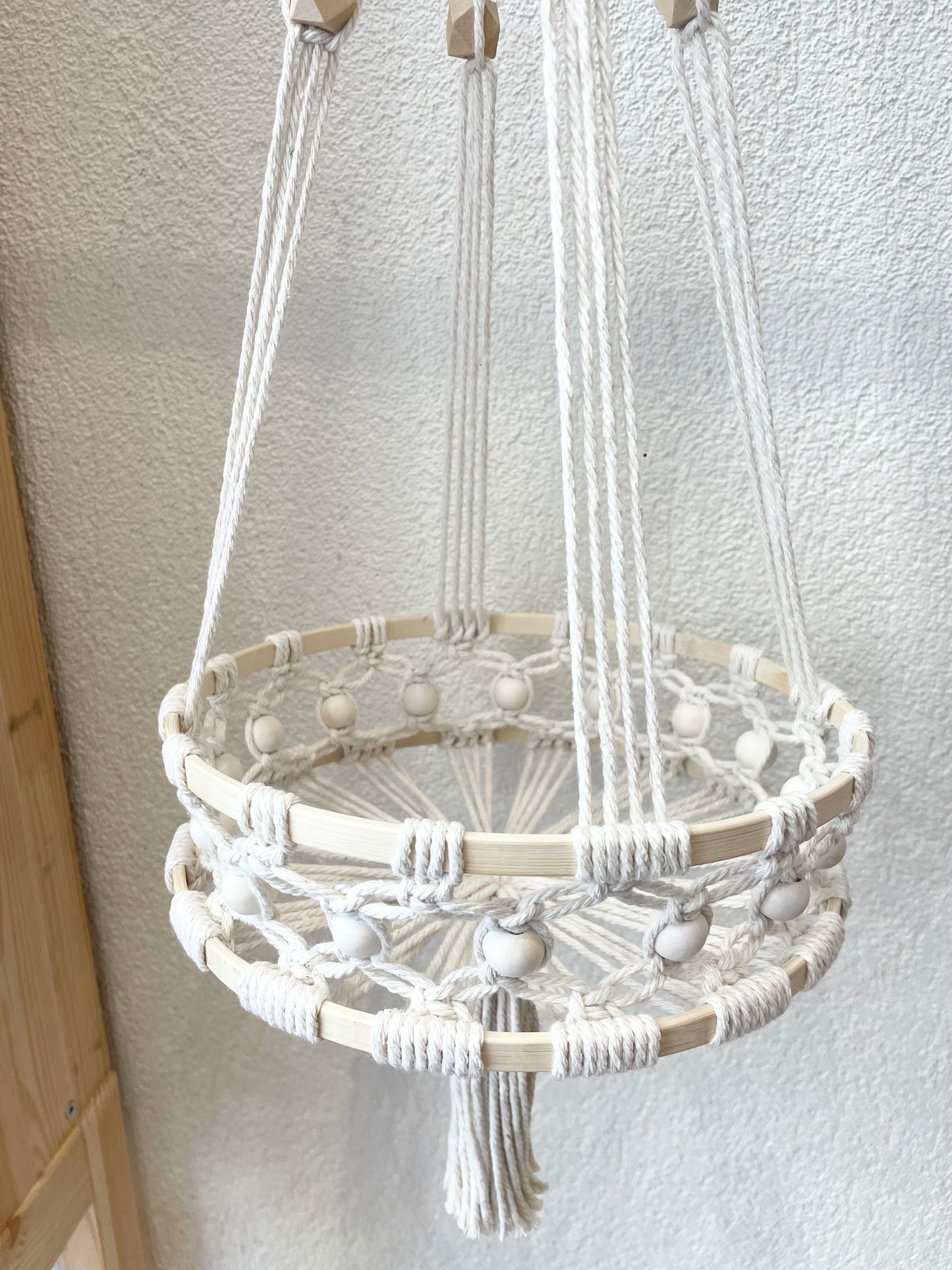 Panier suspendu en macramé