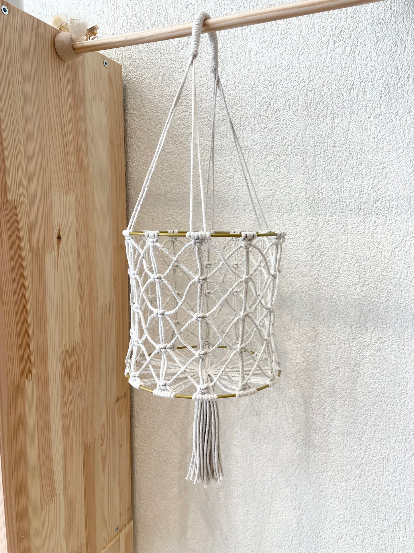 Panier haut suspendu en macramé