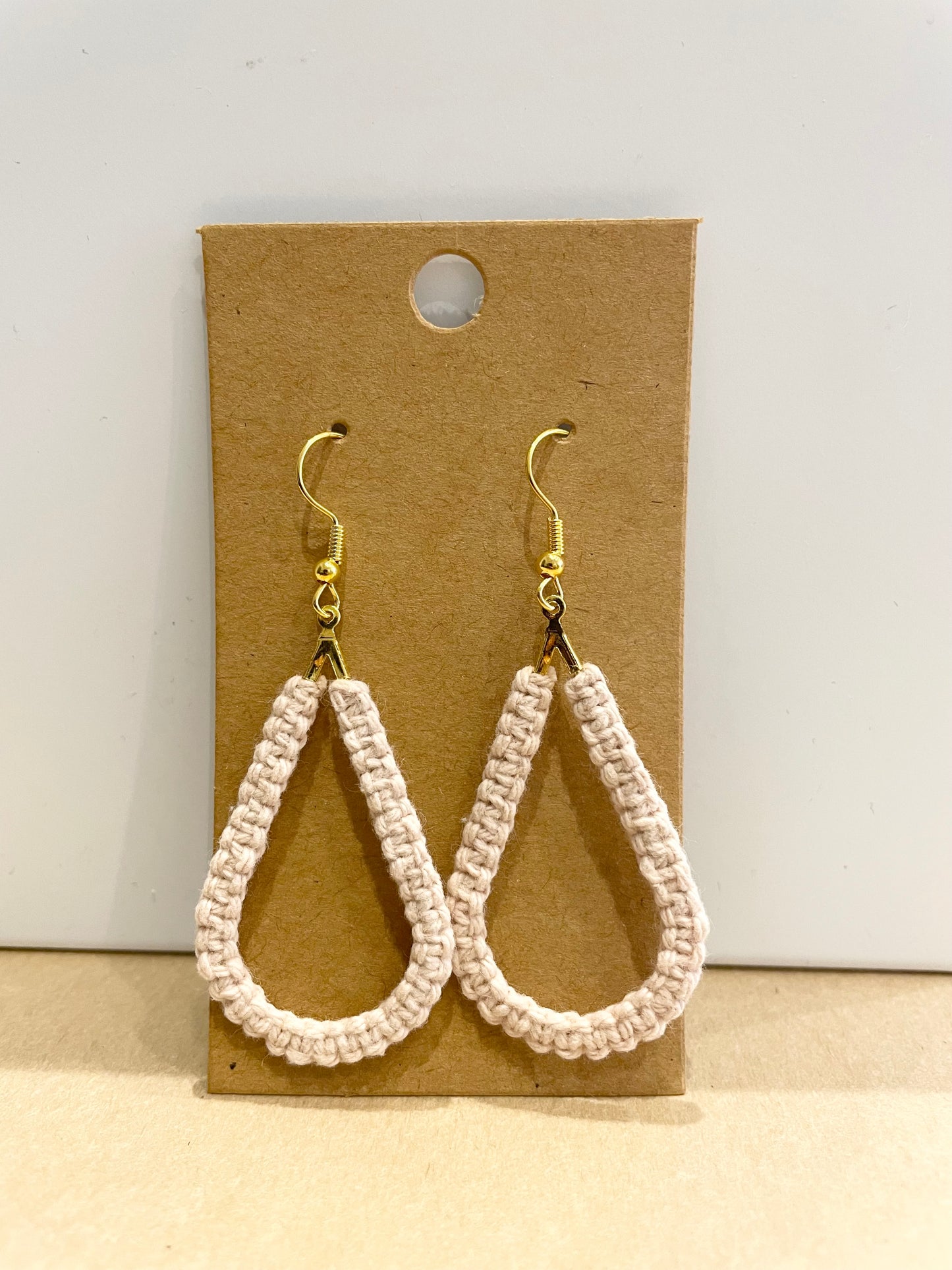 Boucles d’oreilles petites gouttes en macramé