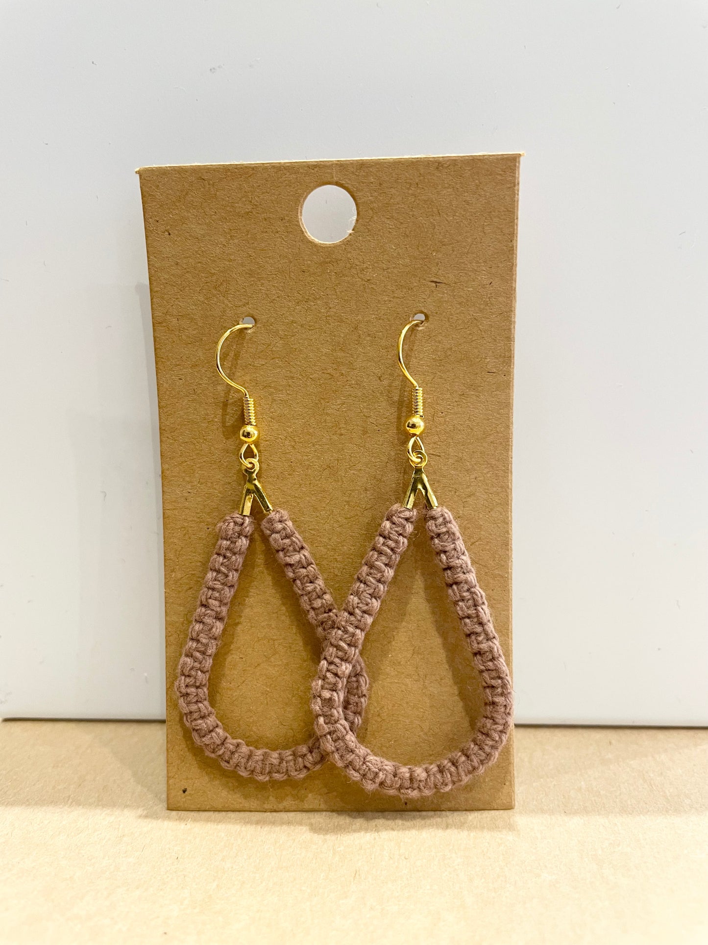 Boucles d’oreilles petites gouttes en macramé