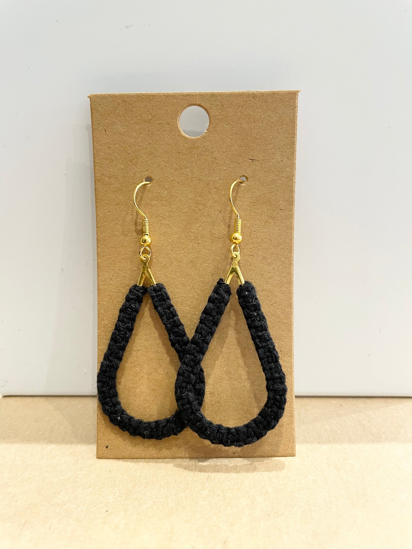 Boucles d’oreilles petites gouttes en macramé